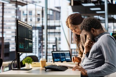 Afrika kökenli Amerikalı CEO ve çalışan şirket numaraları hedefler, stratejiler ve kaynak tahsisi yönetimi içeren bir yol haritası oluşturuyorlar. Uzmanlar kurumsal hedeflere ulaşır.