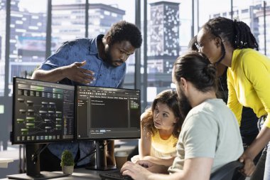 Geliştiriciler, karar verme süreçlerini geliştirmek için verileri işleyebilen ve analiz edebilen makine öğrenme modelleri yaratmak için beyin fırtınası yapıyorlar. BT çalışanları ofiste birlikte çalışıyorlar