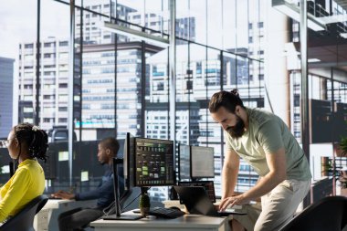 Büyük ölçekli makine öğrenme modellerini eğitmek ve uygulamak için bulut hesaplama kaynaklarını ve platformları yönetmek için dizüstü bilgisayar kullanan bir yönetici. İşçi izleme ve dizüstü bilgisayar kullanarak şirket sistemlerini sürdürme