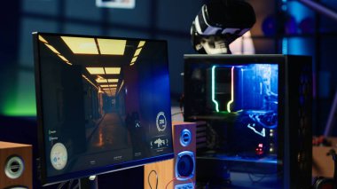 RGB en son oyun oynayabilen, yakın çekim yapabilen, boş bir dairede pervaneleri aydınlatıyor. Ev oturma odasındaki güçlü masaüstü bilgisayarına bileşenlerin odak noktası