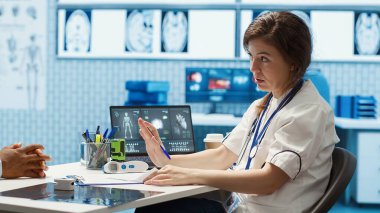 Hastaya antibiyotik ve vitamin reçetesi yazan pratisyen doktor doğru dozda ilaç öneriyor. Kadın doktor sigorta hakkında reçeteli bir belge yazıyor. Kamera A.