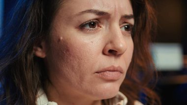 Şirket sunucularını virüs saldırılarından koruyamadığı için endişelenen tele-çalışma mühendisi, kapat. Endişeli kadın, verileri koruyan güvenlik duvarları ve B kamerasını kuramadığı için stresli.