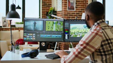 Video üretim endüstrisinde çalışan Afrikalı Amerikalı video editörü, çift monitörlerle ilgili bir film projesini renklendirip düzenliyor. Yaratıcı süreci teknolojik aletlerle göstermek. Kamera A.