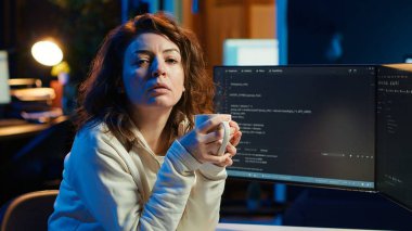 Mühendis portresi sabahları kahve içerken ve şirket ağını devre dışı bırakırken. Bilgi işlem merkezi sıcak içeceğin tadını çıkarırken, veri güvenliğini artırıyor, kamera A