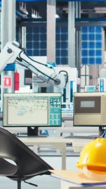 PC ekranındaki dikey video CAD programı güneş paneli montaj tesisi için üretim hatları tasarlamak için kullanılan fotovoltaik fabrikasında kullanılıyor. Boş güneş panellerinde bilgisayar monitöründeki simülasyon yazılımı