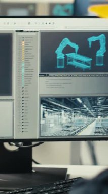 Dikey video fotovoltaik fabrikası mühendisi sarı başlık takıyor verileri analiz ediyor, sistem ölçümlerini gözden geçiriyor. Güneş panelleri bilgisayar yazılımı kullanılarak teknik sorun çıkaran bitki teknisyenleri