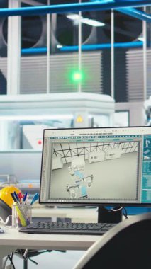 Robotların güneş panellerini montaj hatlarına yerleştirme yazılımlarını güncellemek için kullanılan fotovoltaik fabrikasında masanın üzerindeki dikey video ekranı. Güneş enerjisini yükseltmek için kullanılan boş tesisteki bilgisayar monitörü