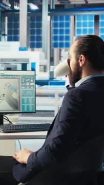 Dikey video çevre dostu fotovoltaik fabrika yöneticisi sistem performansını izliyor. Güneş panelleri üretim tesisi yöneticisi yeşil yenilenebilir enerji üretimi ve verimliliğini izliyor