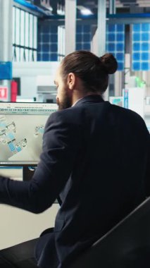 Dikey video Photovoltaics fabrika mühendisi sistem parametrelerini ayarladıktan sonra performans notları alıyor. Güneş panelindeki enerji arzını optimize etmek için teknisyen yazma ayarları