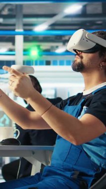 Dikey video güneş panelleri güneş enerjisini kullanan yeni teknolojiler geliştirmek için VR kulaklık kullanan bitki uzmanları. Fotovoltaik fabrikası araştırmacısı verimliliği arttırmak için sanal gerçeklik teknolojisi kullanıyor.