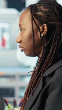 Dikey video Photovoltaics fabrika programcısı güneş panelleri verimliliğini arttırmak için bilgisayarda kodlama yapıyor. Afrika kökenli Amerikalı yazılım geliştirici güneş panellerinde çalışıyor fabrika üretiyor, araştırma yapıyor, kamera yapıyor.