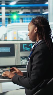 Sistem performansını izlemek için yapay zeka teknolojisini kullanan dikey video Photovoltaics fabrikası programcısı. Güneş panelleri enerji üretimini izlemek için yapay zeka kullanan fabrika geliştiricisi üretiyor.