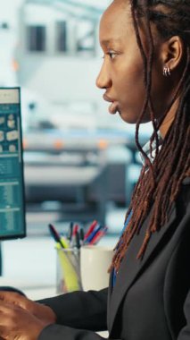 Dikey video Photovoltaics fabrikası programcısı uygulama izleme sistemi performansı. Güneş panelleri imalat tesis sistemi yöneticisi kod yazma enerji üretimi ve verimliliğini takip ediyor