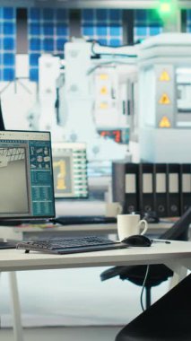 Dikey video Photovoltaics fabrikası endüstriyel üretim müdürü şematiklere bakıyor, tesis katında çalışmayı planlıyor. Güneş panelleri üretim tesisi mühendisi montaj hatları tasarlıyor, bakıyor