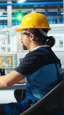 Dikey video Photovoltaics fabrika müdürü robot silah üreten güneş panellerinden yapılan mühendislik geliştirmelerini gösteriyor. İnsan, güneş santralini inceledikten sonra gerekli teknisyen güncellemelerini gösteriyor