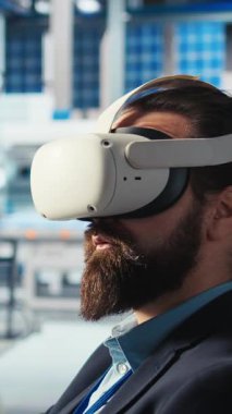 Dikey video Photovoltaics fabrika mühendisi VR gözlükleri kullanarak güneş panelleri verimliliğini arttırıyor. Güneş panelleri daha ucuz güneş çözümlerini araştırmak için sanal gerçeklik teknolojisi kullanan fabrika işçisi üretiyor.