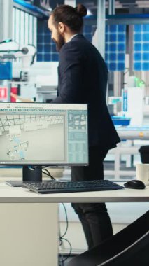 Fotovoltaik fabrikasına giren dikey video mühendisi hatalı sistemleri tespit etmek için yenilenebilir enerji güneş pilleri üretiyor. Sürdürülebilir güneş panelleri üretim tesisi teknisyeni