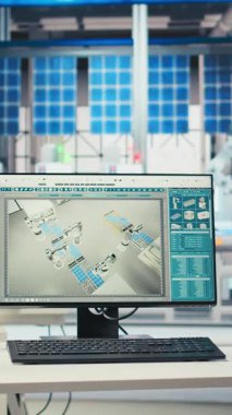 Robot kolların güneş panellerini montaj hatlarına yerleştirme performansını denetlemek için kullanılan fotovoltaik fabrikasındaki dikey video bilgisayarı. Güneş enerjisini yükseltmek için kullanılan boş bir tesiste bilgisayar ekranına yükle