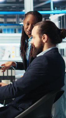 Dikey video Photovoltaics fabrika yöneticisi sistem performansını izledikten sonra işçiye görev veriyor. Güneş panelleri imalat tesisi yöneticisi enerji üretimini geliştirmek için mühendis gönderiyor ve