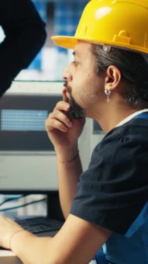 Güneş panellerinden oluşan dikey video ekibi, fabrika yöneticileri ve mühendisleri güneş enerjisini nasıl kullanacaklarını tartışıyor. Takım çalışması fotovoltaik fabrikası meslektaşları gelişim verimliliğini artırmak hakkında sohbet ediyorlar