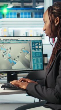 Dikey video Photovoltaics fabrikası programcısı uygulama izleme sistemi performansı. Güneş panelleri imalat tesis sistemi yöneticisi kod yazma enerji üretimi ve verimliliğini takip ediyor