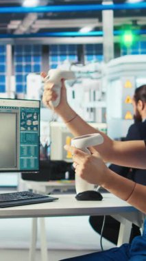 Sistem parametrelerini ayarlamak için VR kulaklık kullanan dikey video fotovoltaik fabrikası teknisyeni güç üretimini maksimuma çıkarıyor. Adam sanal gerçeklik teknolojisi kullanıyor, güneş paneli santralindeki enerji kaynaklarını optimize ediyor.