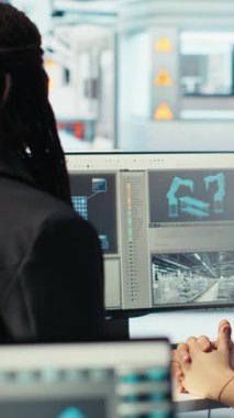 Dikey video Photovoltaics fabrika işçisi bir kadınla sistem performansı hakkında konuşuyor. Güneş panelleri üretim tesisi Afro-Amerikan yöneticisi mühendisle enerji üretimi hakkında sohbet ediyor.
