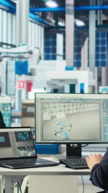 Dikey video Photovoltaics fabrika teknisyeni sistem parametrelerini güneş pillerinin enerji üretimini maksimuma çıkarmak için dizüstü bilgisayara ayarlar. Güneş paneli imalatında enerji arzını optimize eden dizüstü bilgisayar kullanan adam
