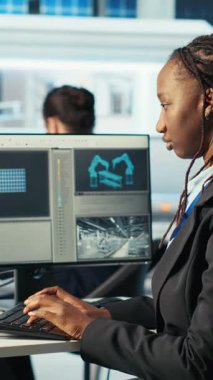 Dikey video Photovoltaics fabrika programcısı yapay zeka kullanarak verileri analiz ediyor, sistem ölçümlerini gözden geçiriyor. Güneş panelleri yapay zeka kullanılarak teknik sorun giderme teknisyenleri