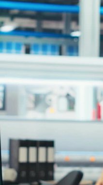 Dikey video Photovoltaics fabrika ekip lideri sistem sağlık ölçümlerini inceledikten sonra işçilere görev veriyor. Güneş panelleri fabrika yöneticisi çalışanlara teknik sorunlardan sonra tamirat yapmalarını söyledi