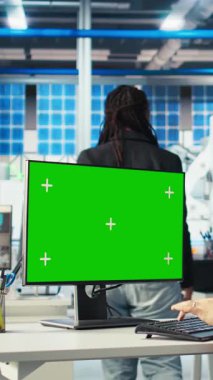 Dikey video Photovoltaics fabrikası uzmanı yeşil ekranda yenilenebilir enerji jeneratörlerinin modellerini oluşturuyor. Güneş panelleri çevresel olarak güvenli güneş hücreleri inşa eden teknisyenleri modelliyor.