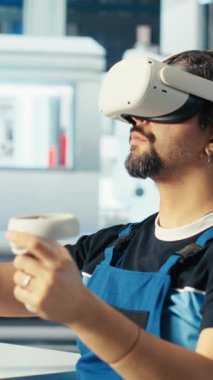 Dikey video Photovoltaics fabrika mühendisi VR kulaklık kullanarak verileri analiz ediyor, sistem sağlığını gözden geçiriyor. Güneş panelleri, sanal gerçeklik teknolojisi kullanarak sorun çıkaran çalışanların hatalarını tespit ediyor.