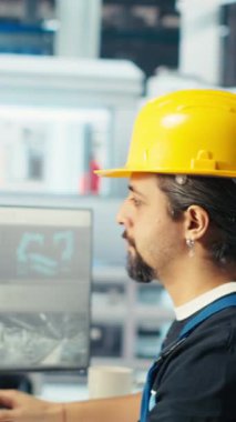 Dikey video Photovoltaics fabrika mühendisi CAD yazılımında tesis katında çalışmayı planlıyor, takım liderini gösteriyor. Güneş panelleri üretim fabrikası teknisyeni montaj hatları tasarlıyor, bilgilendirme