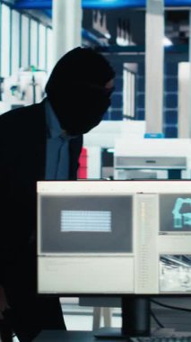 Dikey video korsanı güneş paneli tesisine gizlice giriyor, gizli üretim verilerini çalmak için USB çubuğunu bilgisayara sokuyor. Hırsız fotovoltaik fabrikasının güvenliğini atlatıp şirket dosyalarını çıkarıyor.