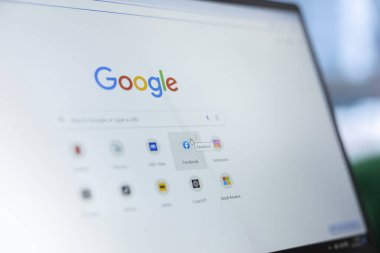 Bükreş, Romanya - 30 Temmuz 2024 - Genç adam Google 'da Facebook sayfasının yer imine tıklayarak arama motoruna baktı, ikonlarını kaydetti ve bilgilendirilmek için sosyal medya platformunu seçti.
