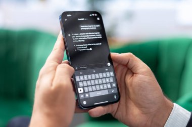 Bükreş, Romanya - 30 Temmuz 2024 - Yapay Zeka, dijital yeniliği örnek alarak iş dünyasının liderine görevlerinde yardım eden bir cep telefonu uygulamasında sohbet robotu kullandı. Etkili makine öğrenme araçları.