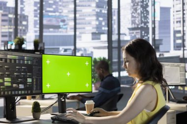 Yeşil ekran bilgisayarda makine öğrenme teknolojisiyle çalışan bilim adamı, yapay zeka özerk sistemleri geliştiriyor. Ofisteki bilişim uzmanı verileri öngörülebilir modellere dönüştürmek için PC 'yi kullanıyor