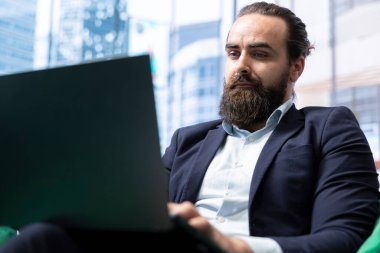 Lüks bir iş ortamında kalifiye bir işletme yöneticisi, bütçe stratejisini gözden geçirir ve pazar eğilimlerini izler, uzun vadeli kazanç ve kariyer ilerlemesi yolunda çalışır. Güçlendirme.