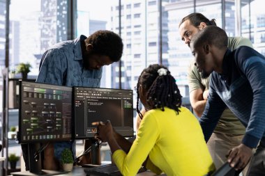 Ekip çalışanı iş arkadaşları, hata oluşumunu en aza indirmek ve darboğazları tanımlamak için makine öğrenme yazılımını test ediyorlar. Hata azaltmak için beyin fırtınası yapan, temiz, verimli kod yazan iş arkadaşları