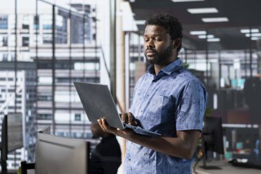 Hata düzeltme, potansiyel performans ve şirket yazılımıyla ilgili teknik sorunları saptamak için ayrıntılı kod incelemesi yapan mühendis. IT çalışanı hata ayıklama ve kodu optimize etme