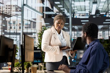 Siyahi iş analistleri, bütçe analizi ve strateji geliştirme işlerini yürüterek, organizasyonel büyüme ve çalışan işbirliği görevlerini tamamlıyor. Girişim hedefleri.