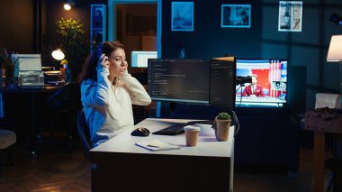 Yazılım uygulamaları tasarlarken ve geliştirirken müzik dinleyen serbest programcı. Kulaklık takan bilişim uzmanı, şirket sistemlerinin uygulanması ve bakımı, kamera B