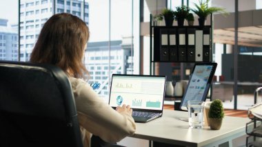 Finansal planlama ve bütçe tahsisi üzerinde çalışan, şirket kaynaklarının maksimum kâr ve uzun vadeli iş hedeflerine ulaşmak için etkin bir şekilde kullanılmasını sağlayan kadın girişimci. Kamera A.