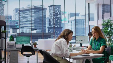 İş başvurularını ve özgeçmişleri değerlendiren insan kaynakları çalışanları, şirket pozisyonunu doldurmak için en iyi adayı seçiyorlar. İş için seçim süreci. Kamera B.