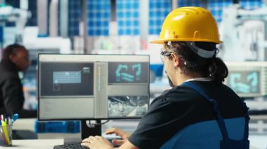 Güneş panelleri enerji sistemlerini incelemek ve güneş enerjisini nasıl kullanacağını öğrenmek için bilgisayar kullanan bitki mühendisleri. Geliştirme verimliliğini arttırmak için bilgisayar kullanan Photovoltaics fabrika çalışanı, kamera B