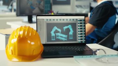 Güneş panelleri üreten fabrika teknisyeni, yerleşim planlarını optimize etmek için CAD programını kullanıyor. Fotovoltaik fabrikası çalışanı maksimum yenilenebilir enerji çıkışı için düzenlemeler yapıyor, kamera B