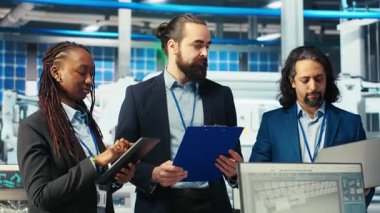 Fotovoltaik fabrika teknisyenlerinden oluşan bir ekip güneş panelleri verimliliğini artırmak için işbirliği yapıyor. Güneş panelleri fabrika iş arkadaşları üretmek beyin fırtınası yapmak, daha ucuz güneş çözümleri araştırmak