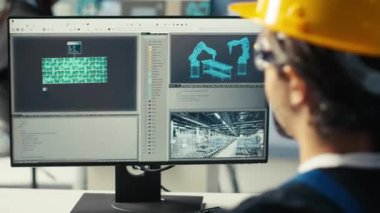 Fotovoltaik fabrikası mühendisi sarı başlık takıyor verileri analiz ediyor, sistem ölçümlerini gözden geçiriyor. Güneş panelleri, bilgisayar yazılımı ve kamera B kullanılarak teknik sorunlar yaratıyor.