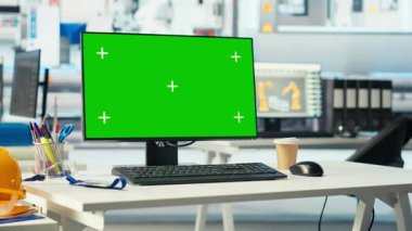 Yenilenebilir enerji jeneratörlerinin modellerini yapmak için kullanılan boş fotovoltaik fabrikasındaki izole ekran bilgisayarı. Güneş panellerindeki krom anahtar bilgisayar çevresel olarak güvenli güneş hücreleri oluşturmak için kullanılır.