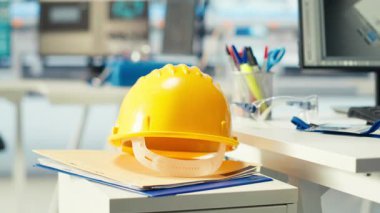 Robotların güneş panellerini montaj hatlarına yerleştirme yazılımlarını güncellemek için kullanılan fotovoltaik fabrikasındaki PC ekranının yanındaki sarı başlık. Boş güneş santralindeki mühendislik ekipmanlarını kapatın.